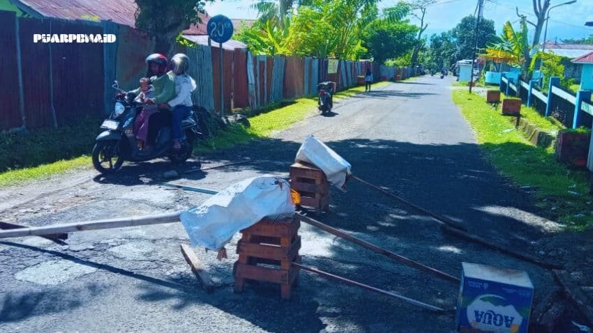 Jalan Rusak (hanya) 150 Meter dari Kantor Camat, Warga Minta Perhatian Pemkot