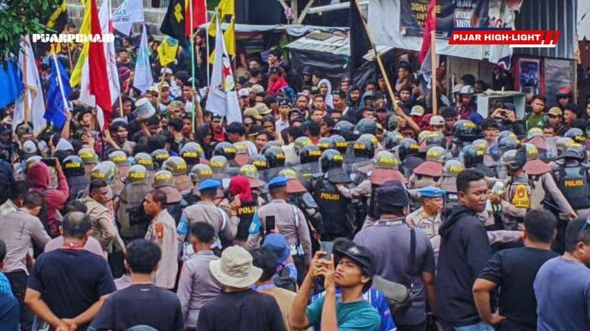 Saling Dorong dan Baku Lempar Warnai Aksi Mahasiswa di DPRD Kota Ternate