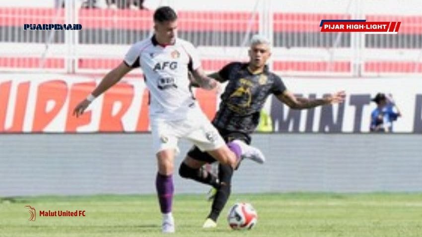 Dua pemain sepak bola bertanding.